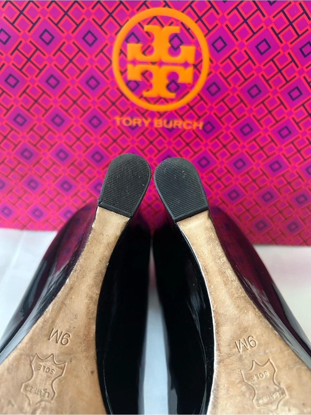 🖤Tory Burch🖤💛TRUDY💛Black Patent Peep-Toe Pumps Grosgrain Bow & Gold Logo Accent